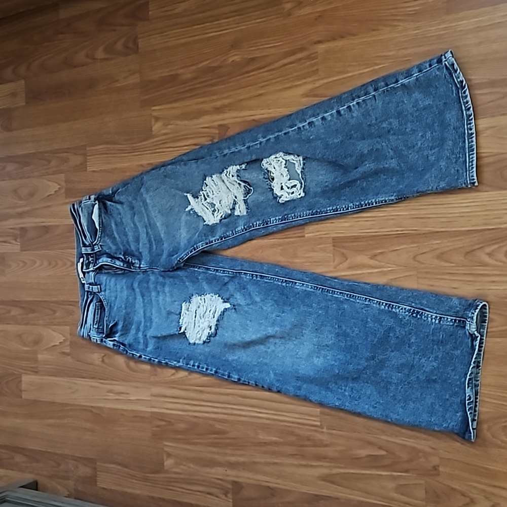 Baggy ripped jeans